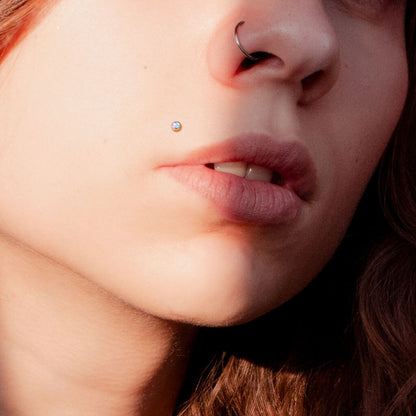 Labret Illuminating Flat synthetic Stone Internally Threaded