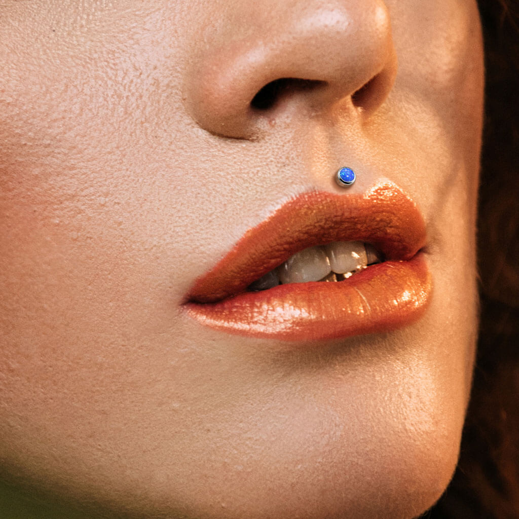 Titanium Labret Opal Round Silver Internally Threaded